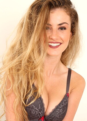 Holly Jade pornpics hair photos